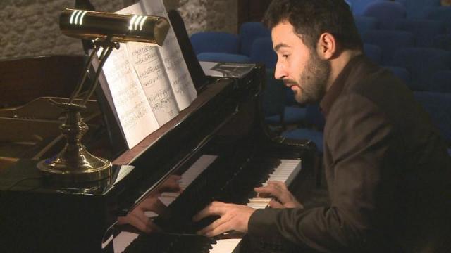 il pianista Maurizio Zaccaria durante l'esecuzione del Preludio n.2 "Milite ignoto" del compositore Francesco Marino